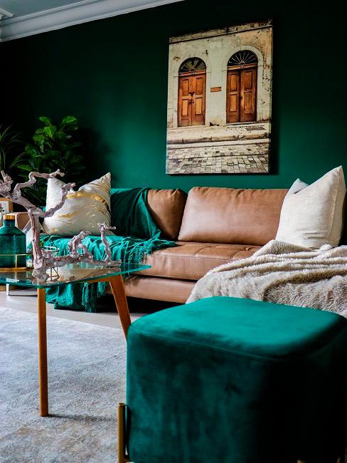 Wandfarbe Grün im Wohnzimmer mit braunem Sofa und grüner Decke