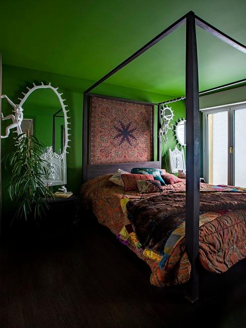 Decke und Wände in Grün im Schlafzimmer