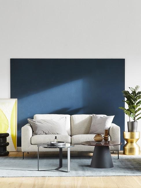 Wandfarben kombinieren Banner Blaue Wand mit weißer Wandfarbe kombiniert und grauem Sofa