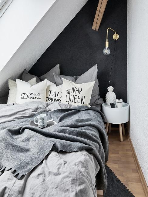 Schlafzimmer Dachgeschoss Schlafzimmer im Dachgeschoss mit Bett