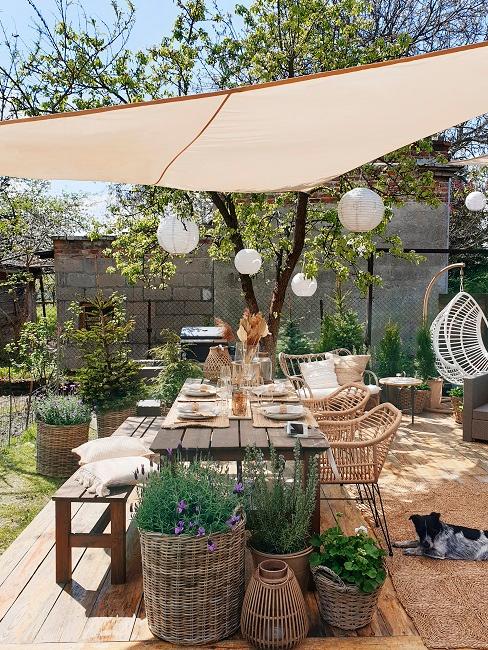 Terrasse mit Lampions