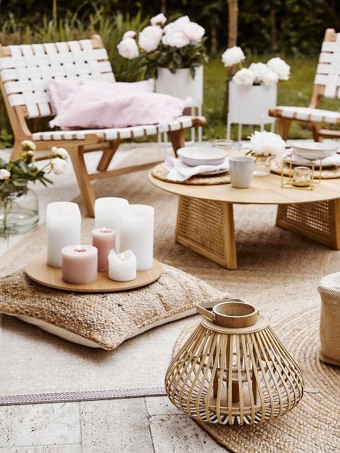 Terrasse mit Kerzen und Windlichtern
