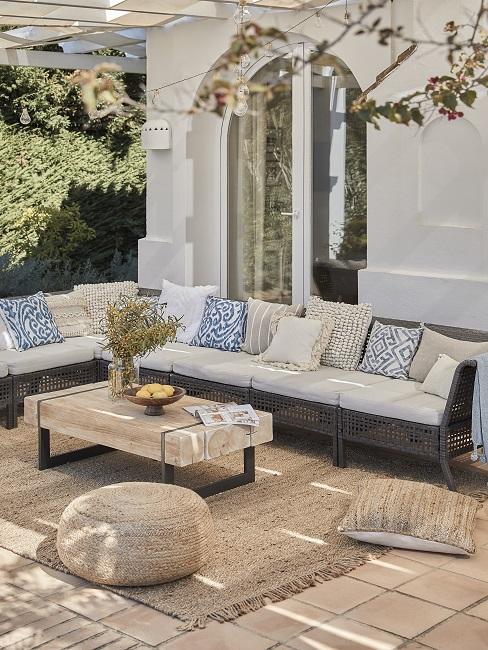 Outdoor Trend modulare Möbel auf Terrasse mit Kissen, Juteteepich und Couchtisch