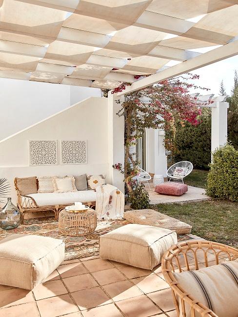 Mediterraner Garten Mediterraner Garten mit einer Terrasse