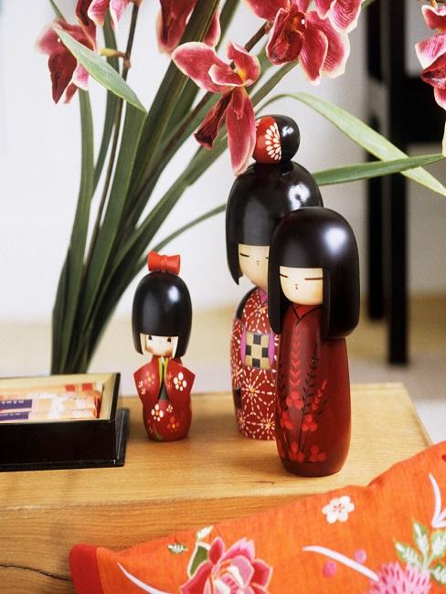 Westwing Japanische Glücksbringer Kokeshi Kokeshis auf Sideboard