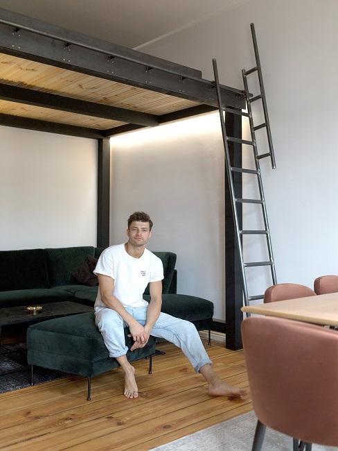 Eugen Bauder auf Sofa Hochbett im Wohnzimmer Eugen Bauder auf Sofa Hochbett im Wohnzimmer