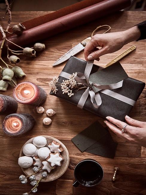 Weihnachtsgeschenk mit nachhaltiger Geschenkverpackung