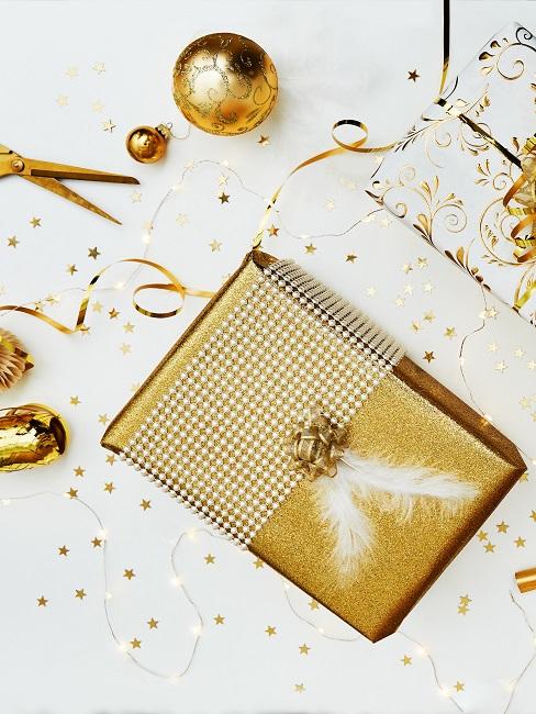 Geschenkverpackungen in Gold