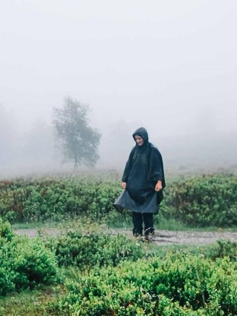 rothaarsteig-3-bunterwegs Frau im Nebel mit Regenmantel