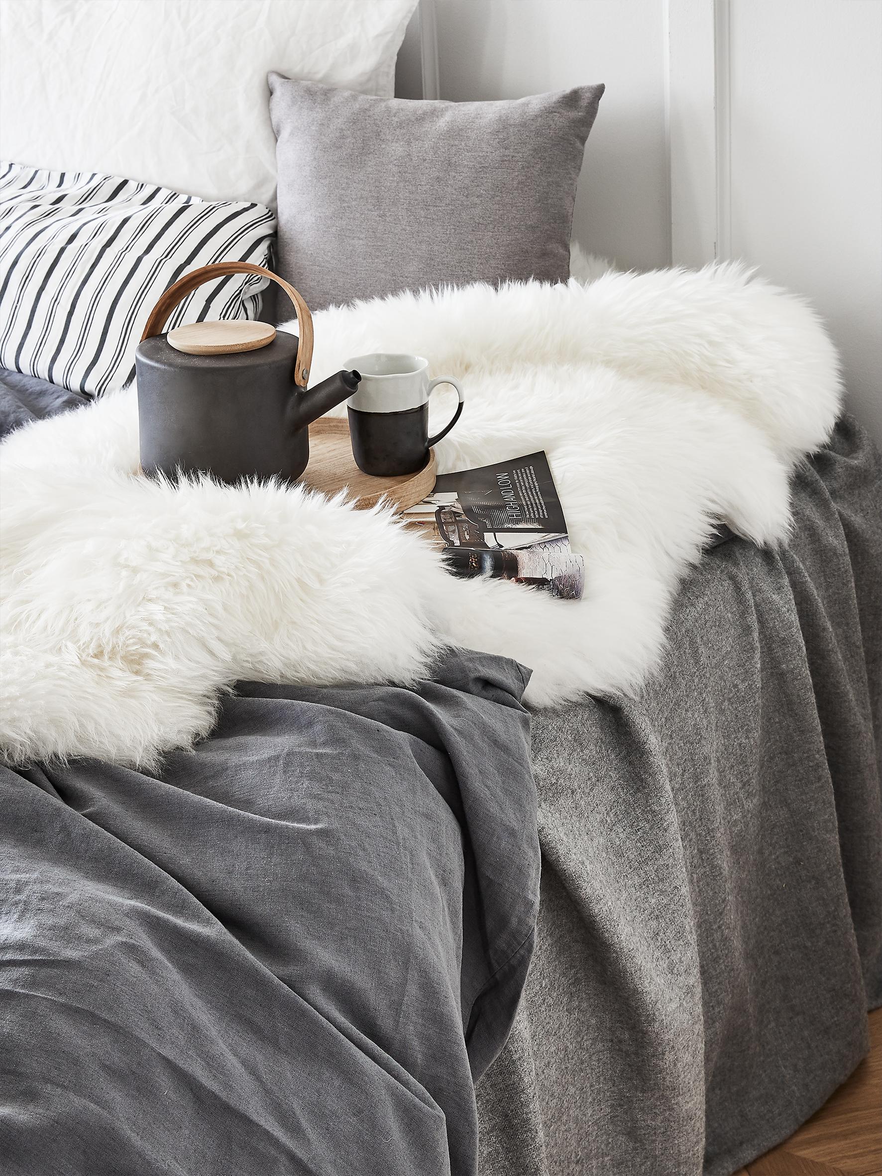 fellteppiche-bett Fellteppiche in weiß auf dem Bett