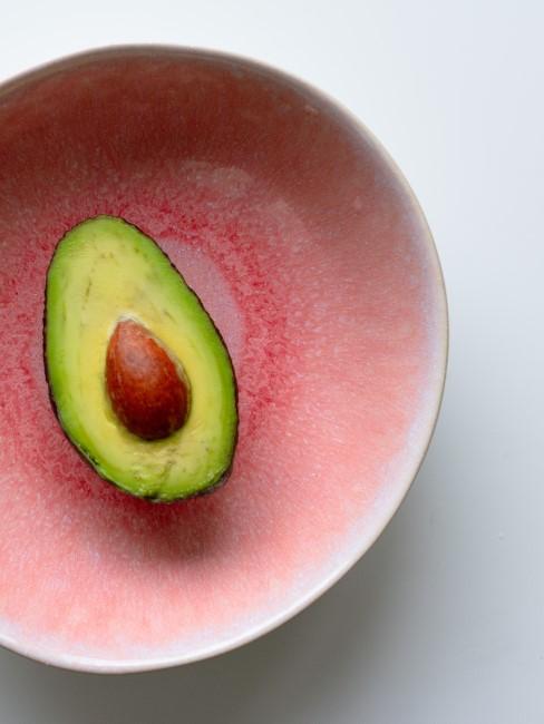 aguacate-dieta-banner aguacate en un plato rosa