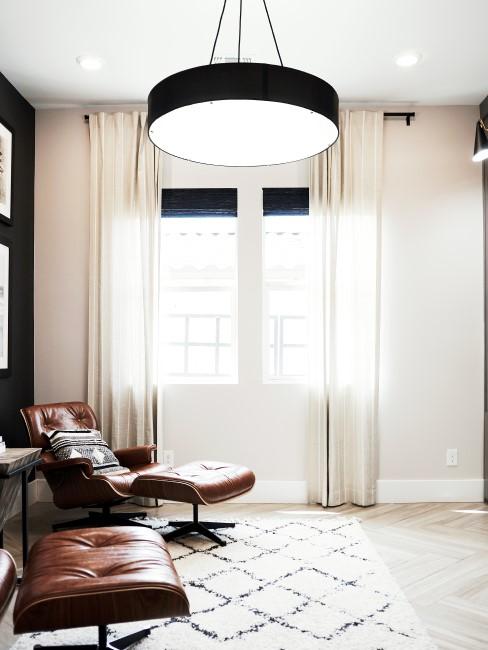 toldos-y-persianas-electricas-banner casa moderna con un sillón de cuero con reposapiés