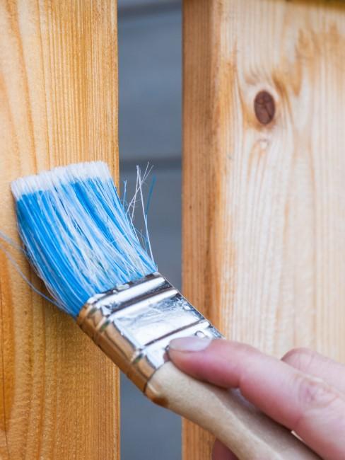 pintar-madera-banner pincel barnizando madera