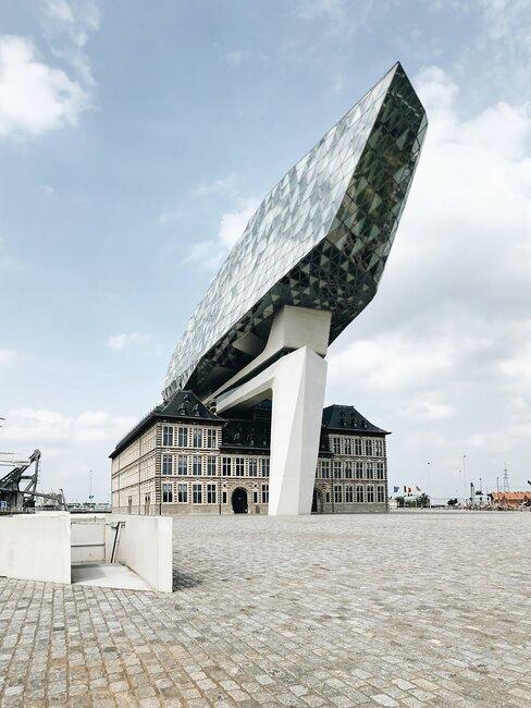 zaha-hadid-banner edificios fusionando estilo moderno y clásico