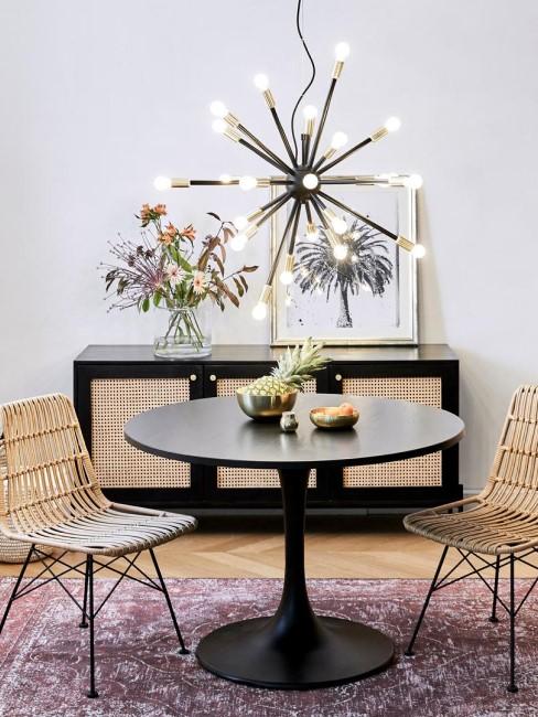 casa-ecofriendly-banner salón con una lámpara de araña con luces LED y sillas de ratán