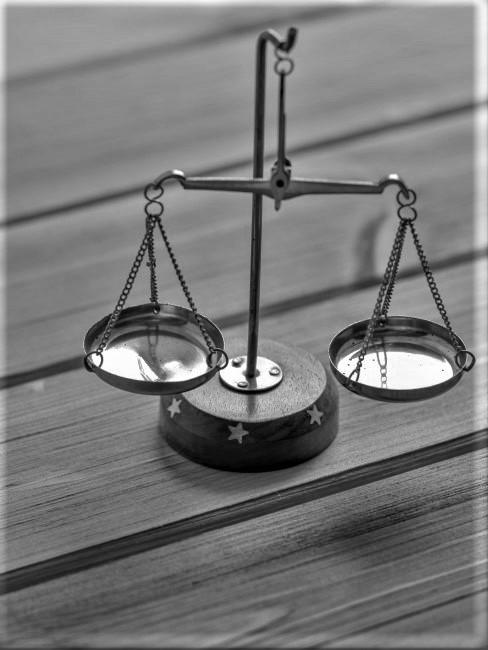 libra-banner bascula de metal equilibrada