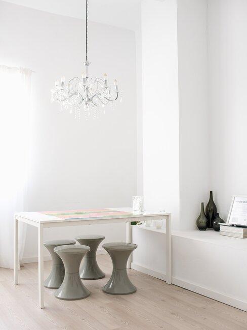 hornacina-banner salon en blanco con mesas y taburetes