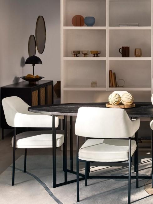 comedor-moderno-banner Sillas con reposabrazos bancas en un comedor con una estantería
