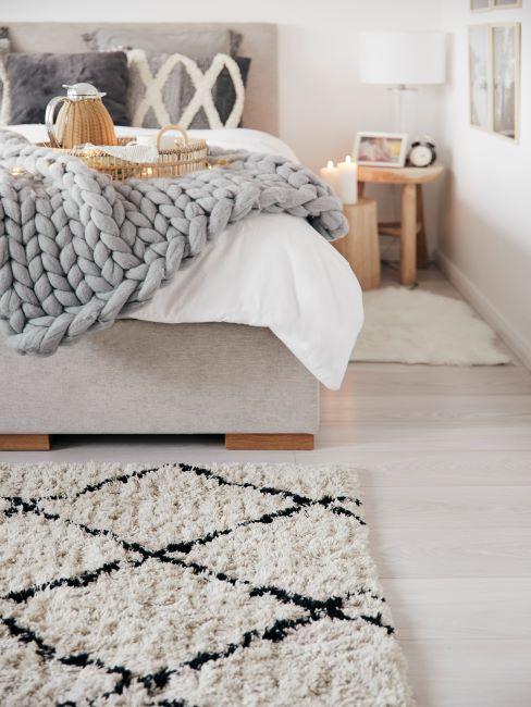 chambre-parentale cocooning, tapis moelleux, plaid grosse maille gris,
