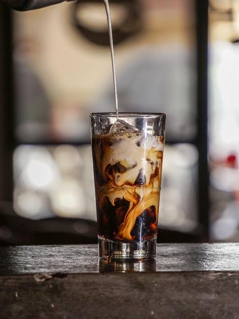 cafe-froid verre e café froid avec glaçons et mélange de lait