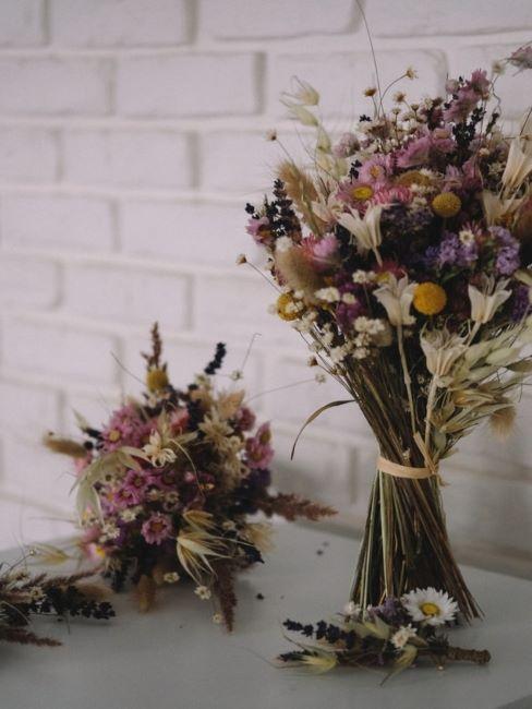 Bouquet de fleurs séchées Bouquet de fleurs multicolores et mur à briques blanches