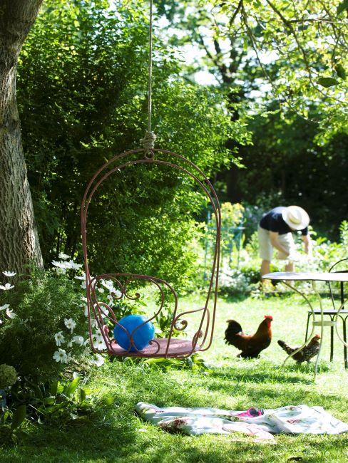 fauteuil suspendu – 5 Fauteuil suspendu en métal, style rustique dans un jardin