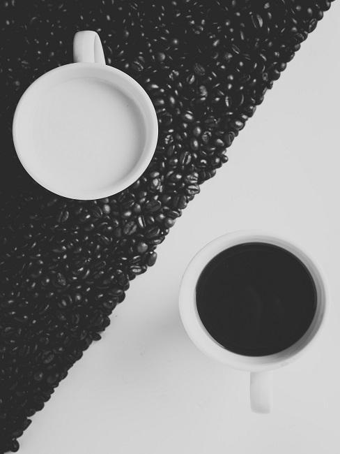 Règles du Feng Shui deux tasses blanches avec cafe formant le yin et le yang