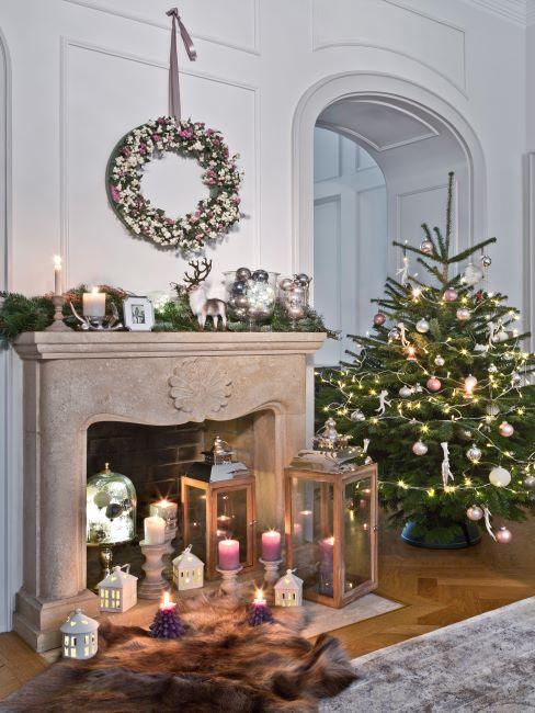sapin-de-noel salon decoration de noel, sapin de noel, guirlande de noel, lanternes avec bougies allumees, cheminee decoree des branches de sapin