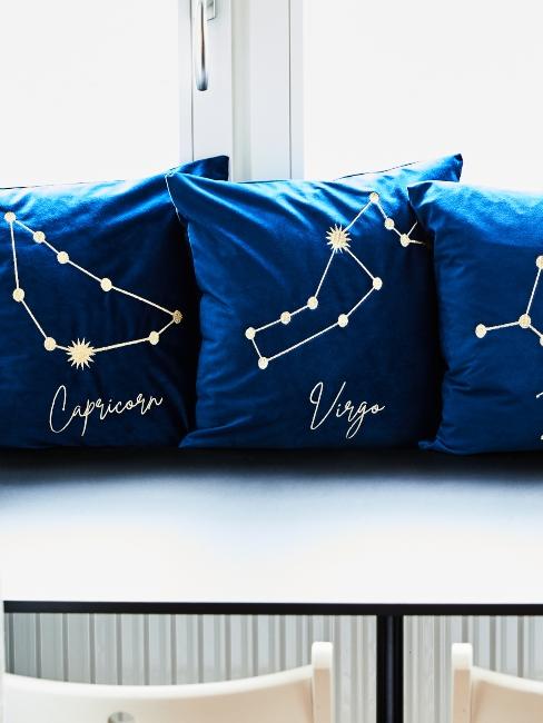 2019KW46_zodiackissen_westwing_ci_final_04 Coussins bleu nuit avec signe astrologique