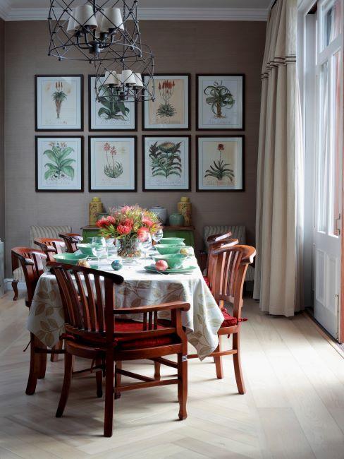 Noel international banner table de noel, cadres sur le mur, chaises en bois, repas de noel