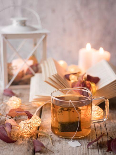 méditation lanterne déco, verre de thé, livre, bougie, ambiance cocooning