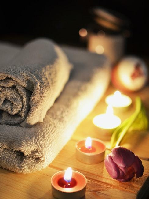 luminothérapie bougies, serviettes de bain, ambiance spa