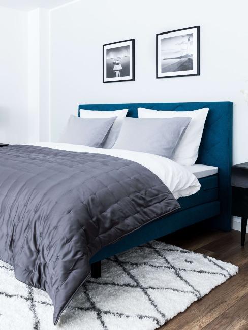 quest-ce-quun-boxspring Lit boxspring avec tête de lit bleu, et tapis berbère