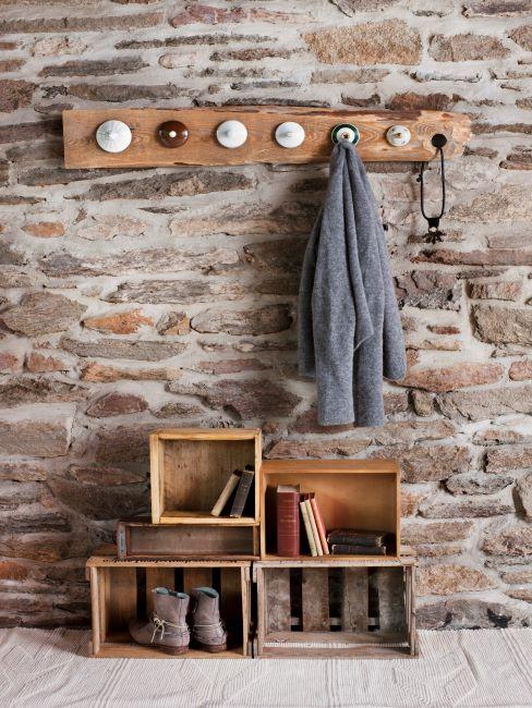 decoration entrée banner mur en brique, portemanteau mural en bois brut, meuble à chaussures DIY en bois brut