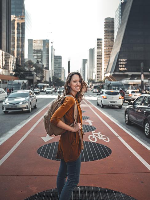vouage 5 fille en voyage dans une grande ville