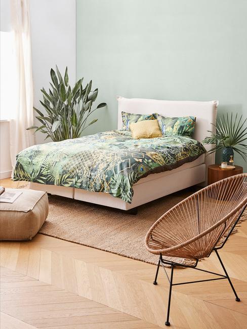 cromoterapia cromoterapia: camera da letto con parete verde chiaro e tessili coordinati