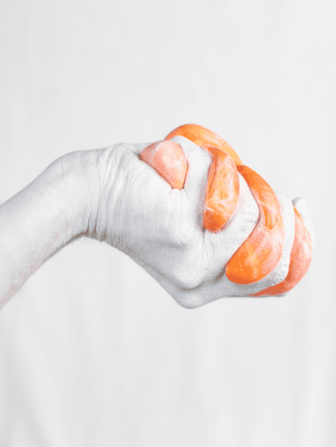 Slijm maken Oranje slijm in witte hand