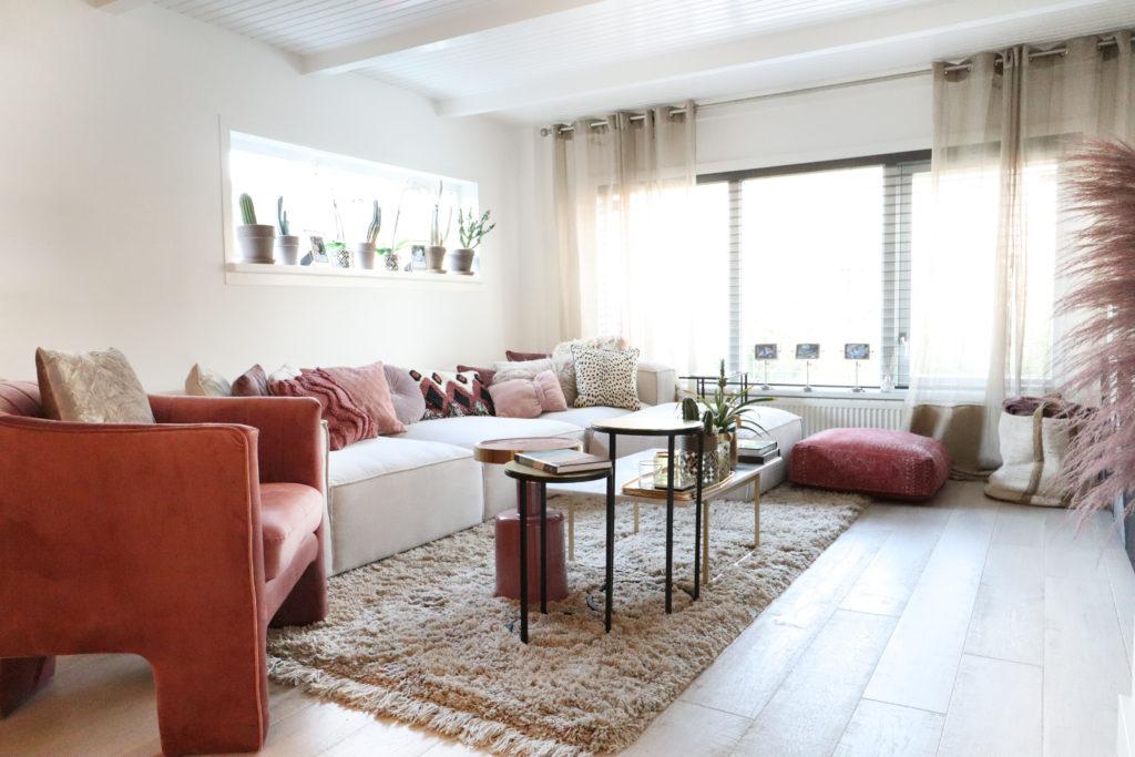 Woonkamer met lennon bank en terracotta accessoires