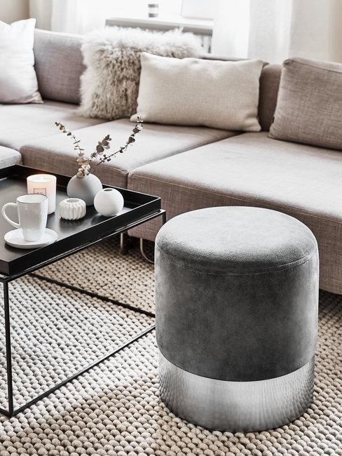 Zilver Header Zilveren velvet poef met grijze bank en zwarte salontafel