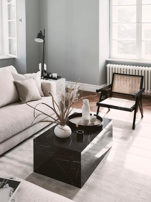 Modern klassiek interieur header Modern klassiek interieur woonkamer met marmeren salontafel en beige bank en rotal stoel