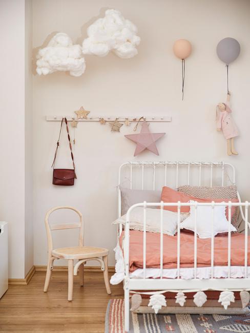 Muurdecoratie babykamer-1 Muurdecoratie babykamer: muur met decoratieve objecten en posters