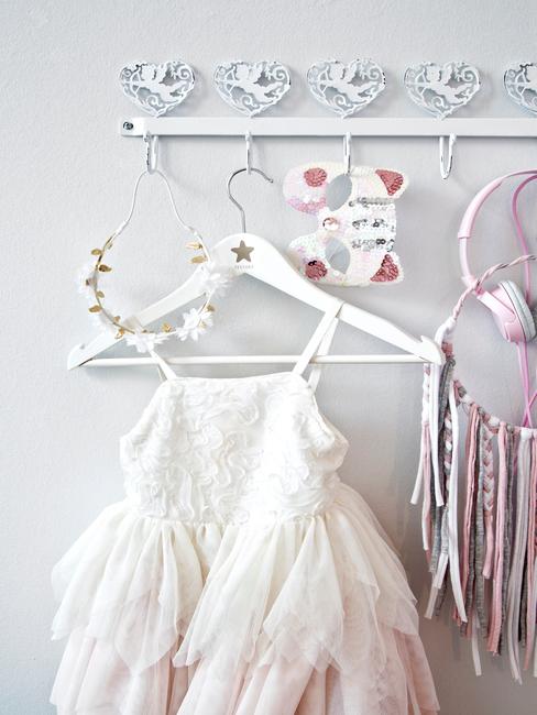 Babykamer inrichten inspiratie header Babykamer inspiratie prinsessenjurk aan witte kapstok met accessoires