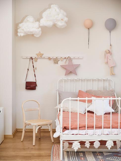 Kinderkamer inspiratie Meisje slaapkamer met wit bed en rotan stoel