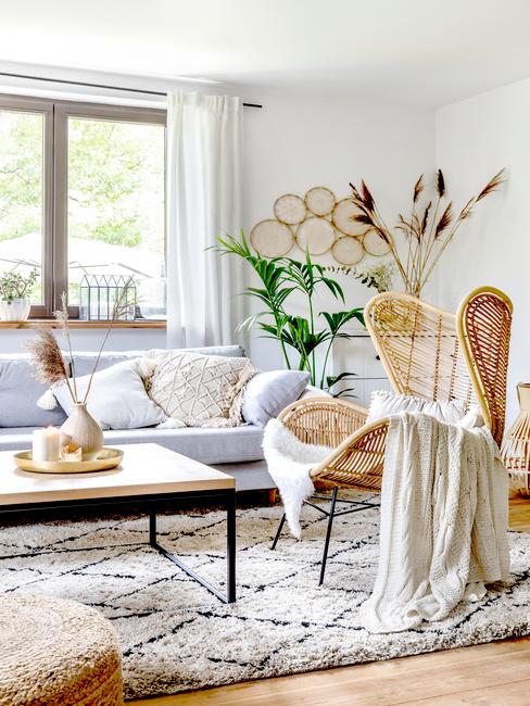 Salon w stylu scandi z dekoracjami na ścianie do salonu