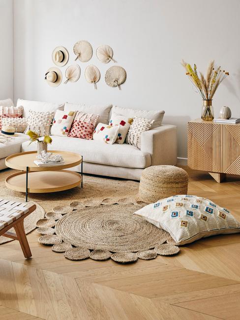 Salon w stylu boho z dekoracyjnym dywanem