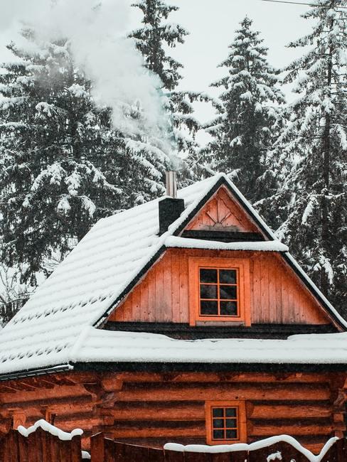 Drewniany dom Drewnianym dom z Zakopanego pokryty śniegiem