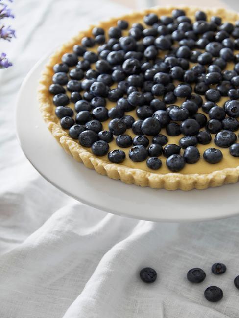Tarta borówkowa na białej paterze