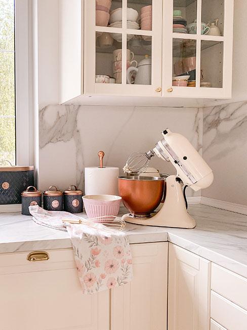 Biały robot KitchenAid w białej kuchni