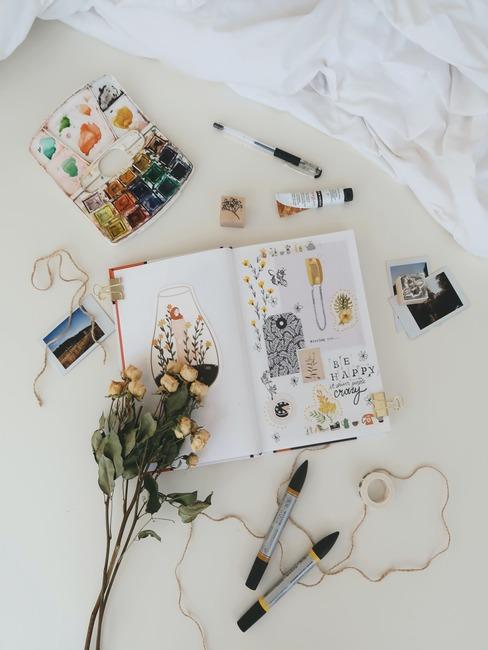 Album na zdjęcia tworzony metodą scrapbookingu