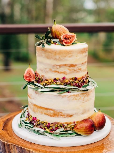 Ciasto w stylu naked cake z dekoracją z owoców figi